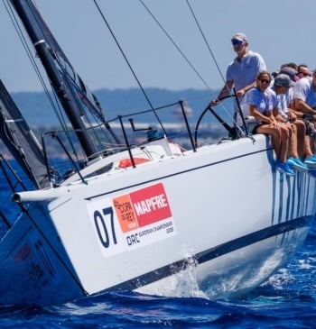 Felipe VI entrena a bordo del Aifos de la Armada antes de [...]