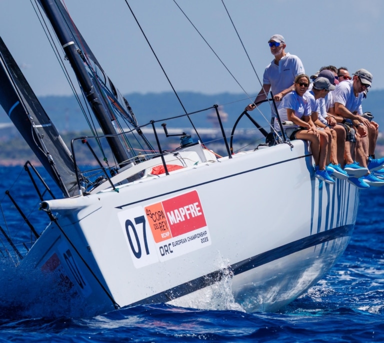 Felipe VI entrena a bordo del Aifos de la Armada antes de la Copa del Rey de vela