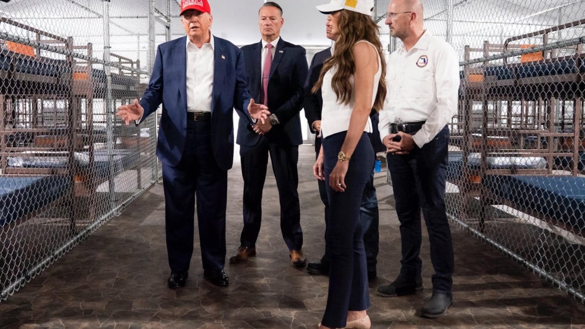 Fotografía tomada de una publicación en la red social X de @Sec_Noem donde se observa al presidente de los Estados Unidos, Donal Trump (i) y a la secretaria de Seguridad Nacional, Kristi Noem (2-d), visitando el centro de detención para migrantes 'Alligator Alcatraz' (Alcatraz caimán) este martes, en Miami (Estados Unidos).