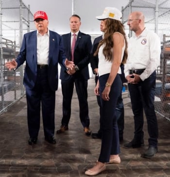 La Administración Trump no sabe cómo aumentar las deportaciones y pide voluntarios: [...]