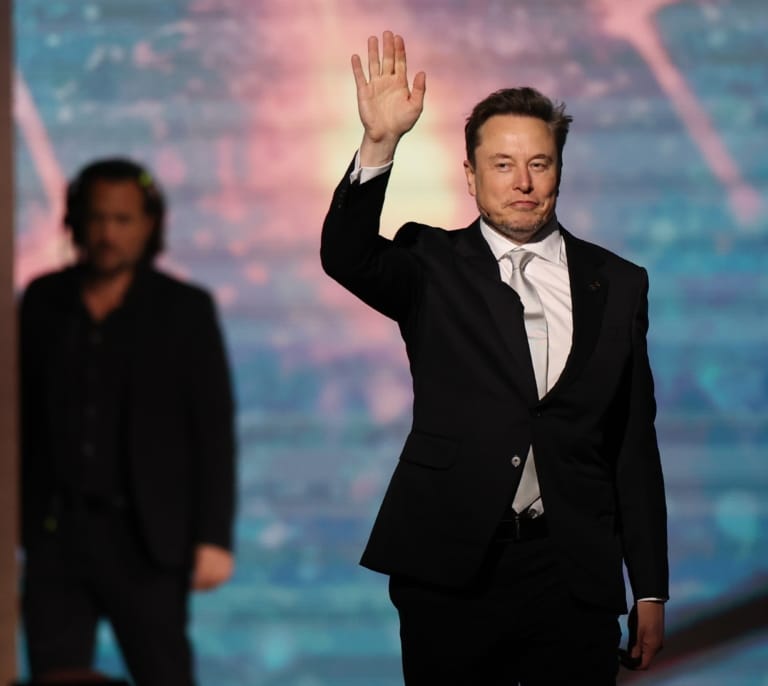 Grok, la IA de Elon Musk, alaba a Hitler en X y obliga a la empresa a pararla