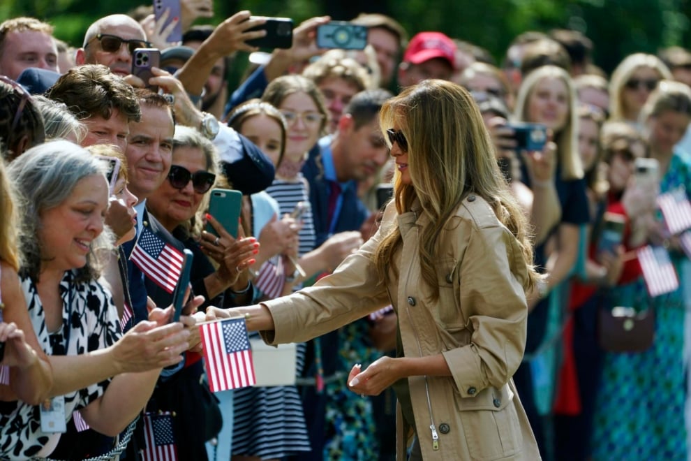 Melania Trump saluda a la multitud antes de salir de la Casa Blanca camino de Texas.
