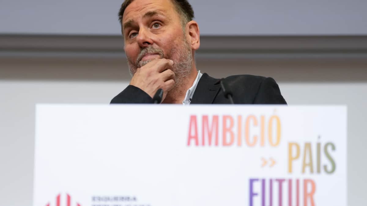 BARCELONA, 12/07/2025.- El presidente de ERC, Oriol Junqueras, ofrece una rueda de prensa en la sede del partido en Barcelona, este sábado. EFE/Enric Fontcuberta