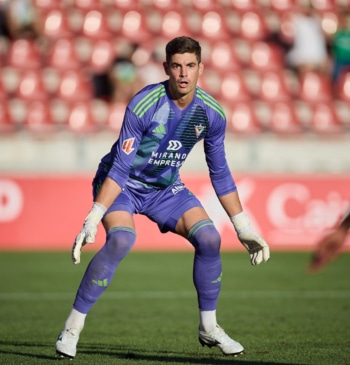 El Alavés oficializa el fichaje del portero Raúl Fernández