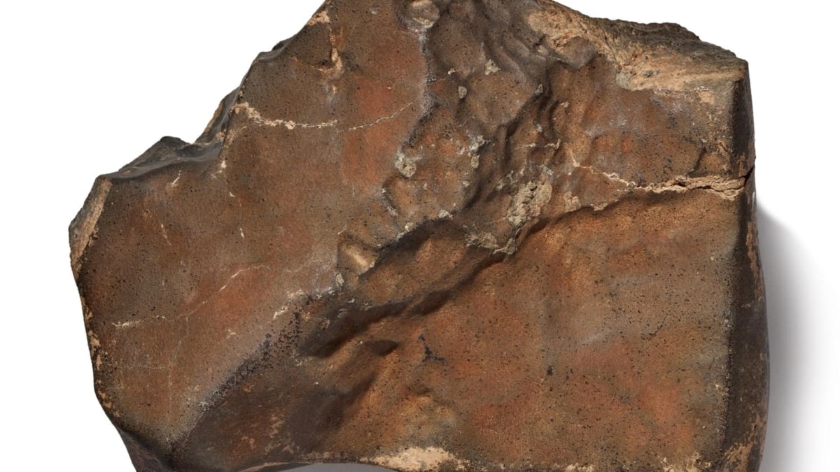 Fotografía cedida por Sotheby's donde se muestra el meteorito rojo, identificado como 'NWA 16788', que formará parte de su subasta de Historia Natural.