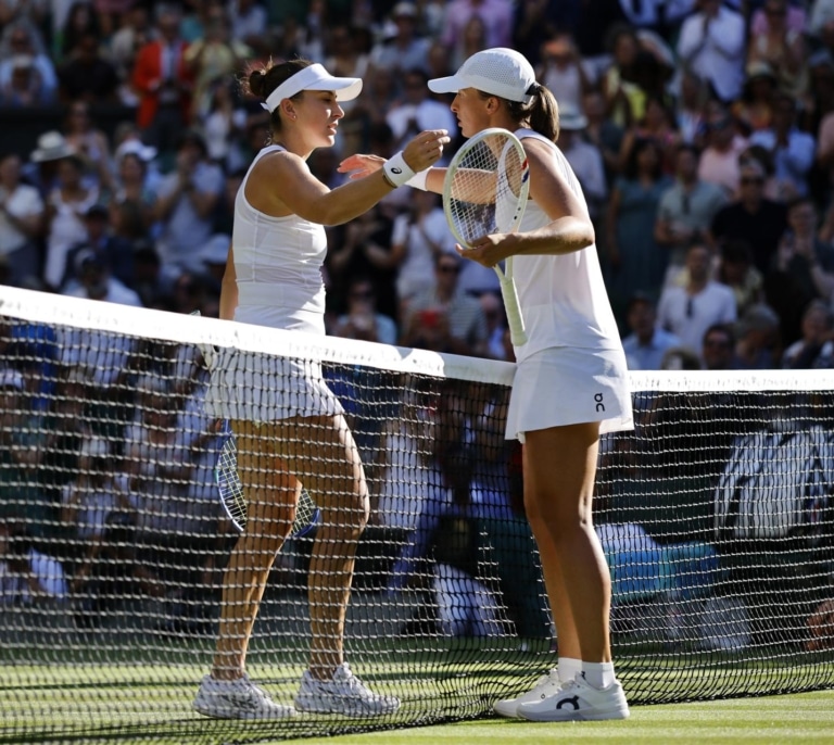Wimbledon 2025. Iga Swiatek arrasa a Belinda Bencic y llega a su primera final