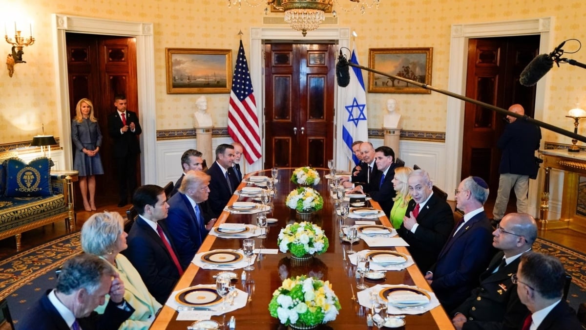 El presidente estadounidense, Donald Trump, y el primer ministro israelí, Benjamin Netanyahu, conversan durante una cena en la sala azul de la Casa Blanca.