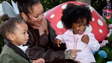 Las redes enloquecen con los hijos de Rihanna, vestidos de Dior en su primera alfombra roja: "Son una monada"