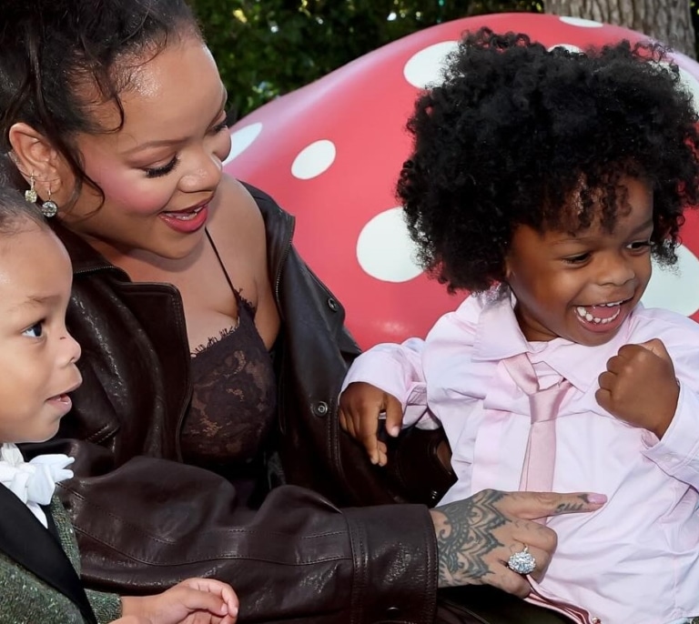 Las redes enloquecen con los hijos de Rihanna, vestidos de Dior en su primera alfombra roja: "Son una monada"