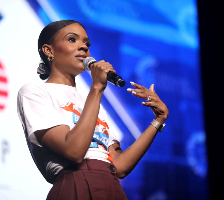 Macron la ha denunciado, pero ella sigue diciendo que Brigitte es un hombre: así es la ultraderechista Candace Owens 