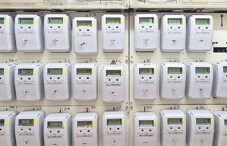 La CNMC insta a las energéticas a que unifiquen sus inspecciones para frenar los más de 200.000 enganches ilegales de luz
