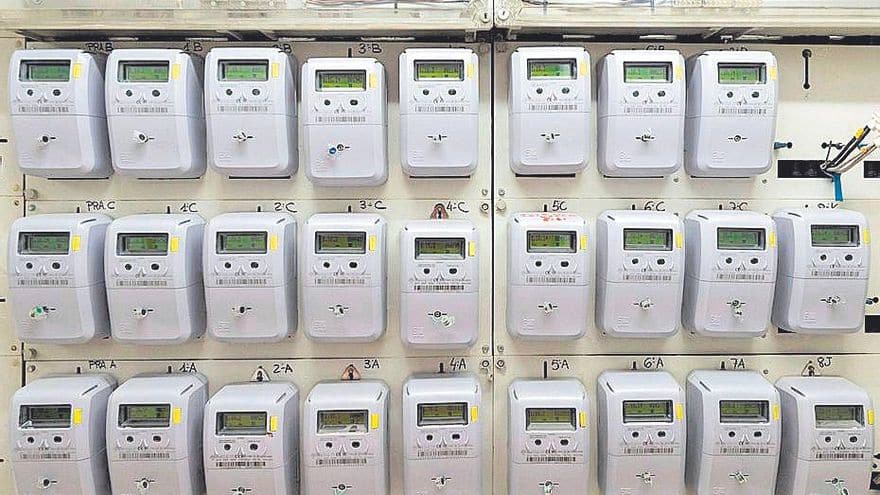 La CNMC insta a las energéticas que unifiquen sus inspecciones para frenar los más de 200.000 enganches ilegales de luz