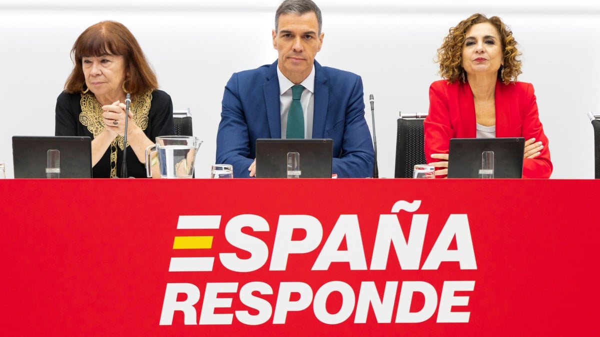 El secretario general del PSOE y presidente del Gobierno, Pedro Sánchez, junto a la presidenta del partido, Cristina Narbona (i), y la vicesecretaria general (d), María Jesús Montero, en la reunión de la ejecutiva federal del pasado 16 de junio de 2025, en Ferraz.