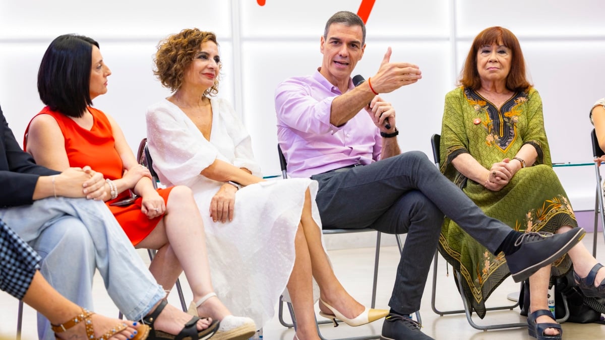 El secretario general del PSOE y presidente del Gobierno, Pedro Sánchez, con la nueva secretaria de Organización del partido, Rebeca Torró (i), y la vicesecretaria general, María Jesús Montero (2i), y presidenta del PSOE, Cristina Narbona (d), este 4 de julio de 2025 en Ferraz.