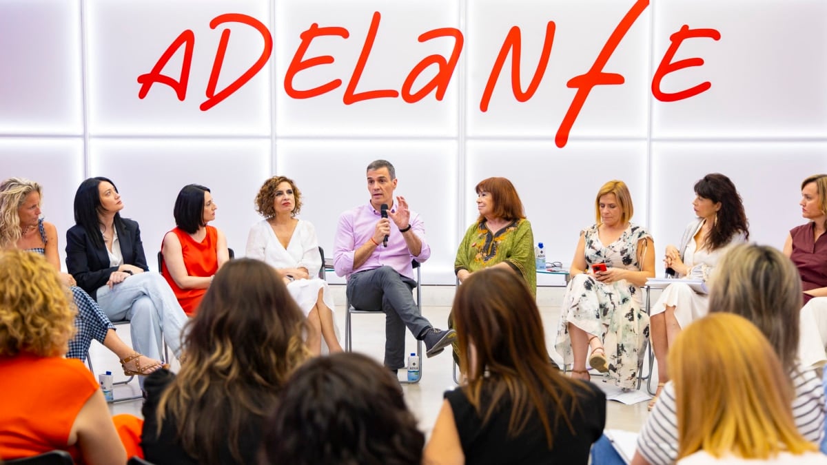 El secretario general del PSOE y presidente del Gobierno, Pedro Sánchez (c), con, de izquierda a derecha, Anabel Mateos, Rebeca Torró, María Jesús Montero, Cristina Narbona, Pilar Bernabé y Ana Redondo, este 4 de julio de 2025 en Ferraz.