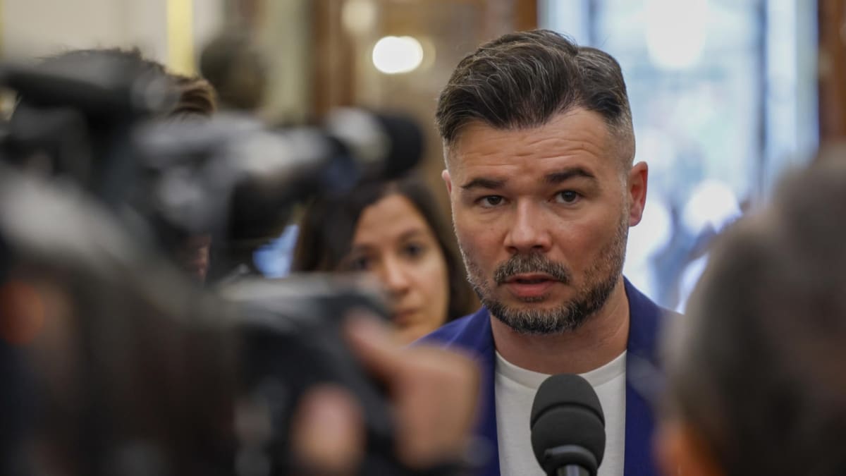 Gabriel Rufián realiza declaraciones a la prensa en los plasillos del Congreso