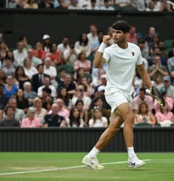 Alcaraz domina a Rublev en Wimbledon: Remontada épica hacia cuartos de final