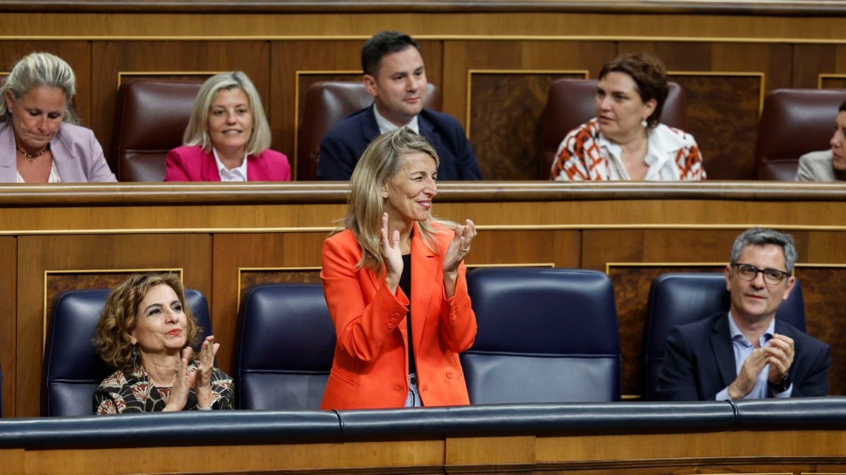 MADRID, 22/07/2025.- La vicepresidenta segunda y ministra de Trabajo y Economía Social, Yolanda Díaz (c), asiste al Pleno del Congreso celebrado este martes. EFE/Chema Moya