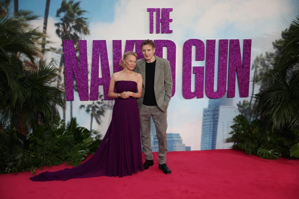 Pamela Anderson y Liam Neeson presentan la nueva versión de la comedia policiaca 'Agárralo como puedas', el 22 de agosto en cines españoles