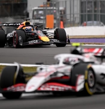 Debido a las penalizaciones a Antonelli y Bearman suben Fernando Alonso al [...]