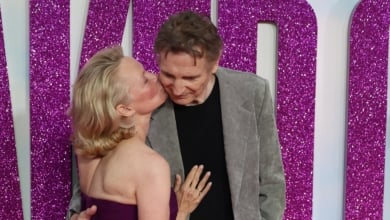 Agárralo como puedas: la amistad entrañable de Liam Neeson y Pamela Anderson tras rodar juntos una película
