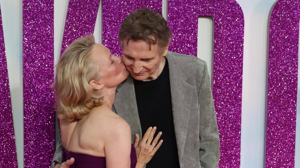 Agárralo como puedas: la amistad entrañable de Liam Neeson y Pamela Anderson tras rodar juntos una película