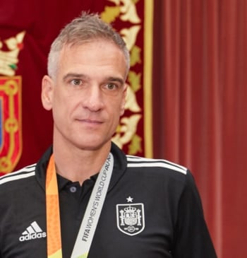 El navarro Javi Lerga, nuevo entrenador del Athletic femenino tras ganar la [...]