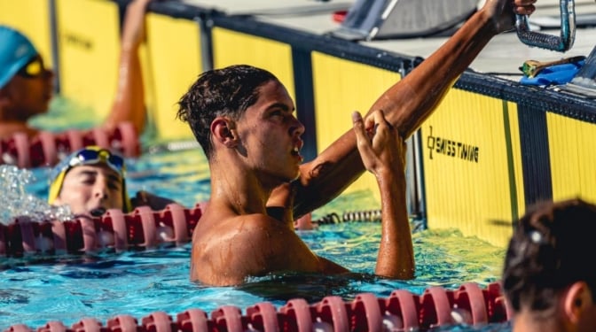 Luca Hoek bate el récord español y avanza a las semifinales de 100m libre