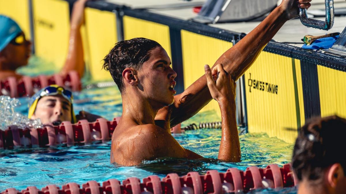 Luca Hoek bate el récord español y avanza a las semifinales de 100m libre