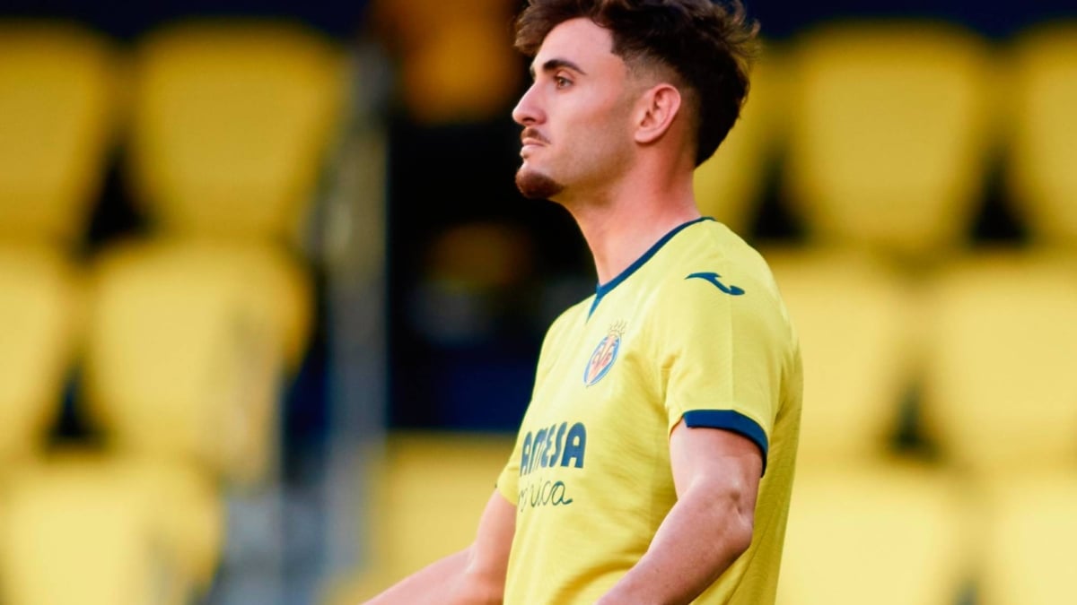 Álex Forés refuerza el ataque del Real Oviedo: el delantero valenciano llega cedido con opción de compra
