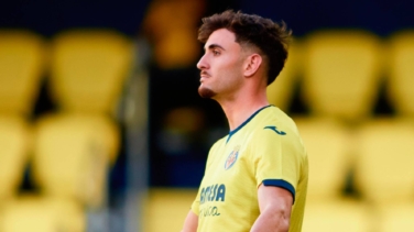 Álex Forés refuerza el ataque del Real Oviedo: el delantero valenciano llega cedido con opción de compra