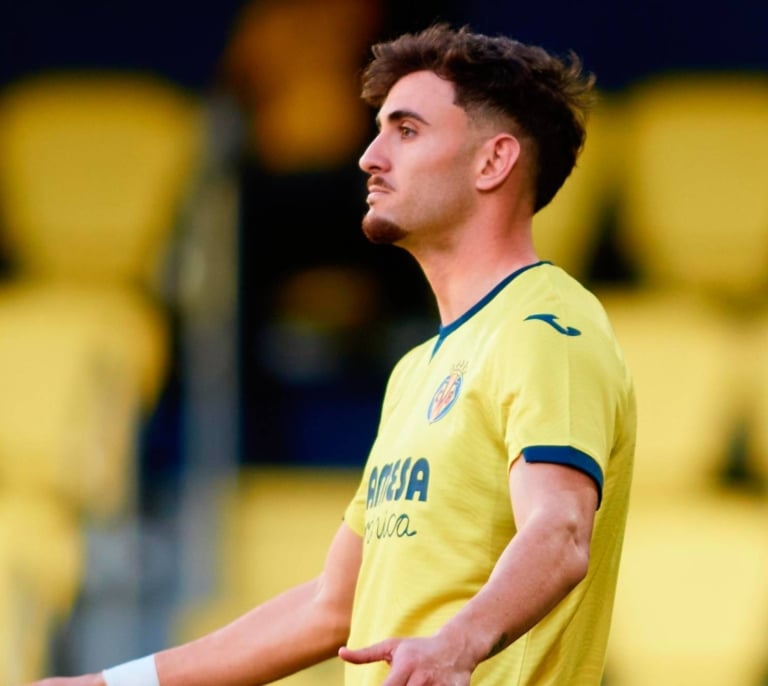 Álex Forés refuerza el ataque del Real Oviedo: el delantero valenciano llega cedido con opción de compra
