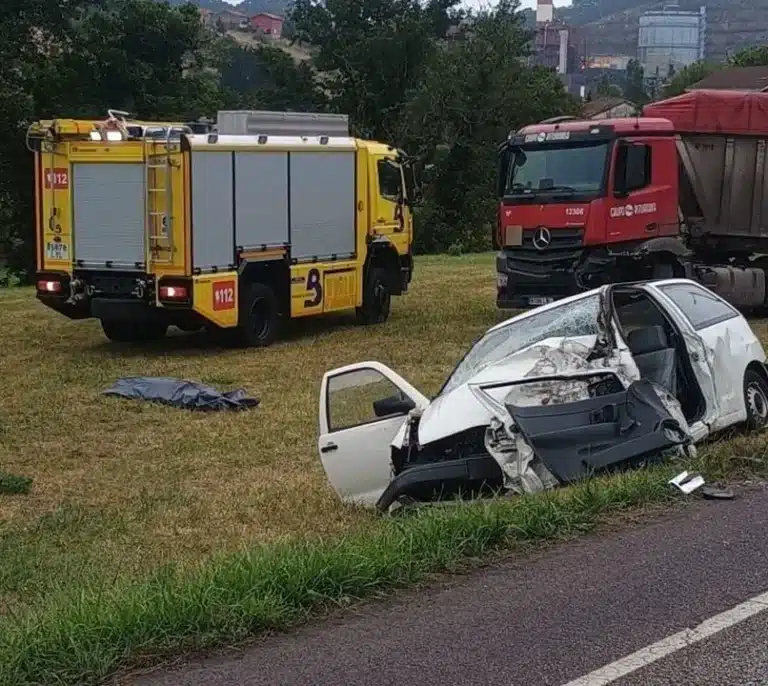 Muere conductor al chocar frontalmente con un camión en la AS-19 en Carreño (Asturias)