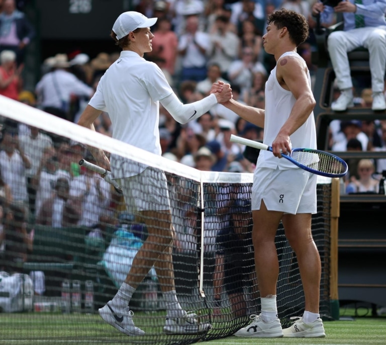 Jannik Sinner derrota a Ben Shelton y pasa a semifinales de Wimbledon