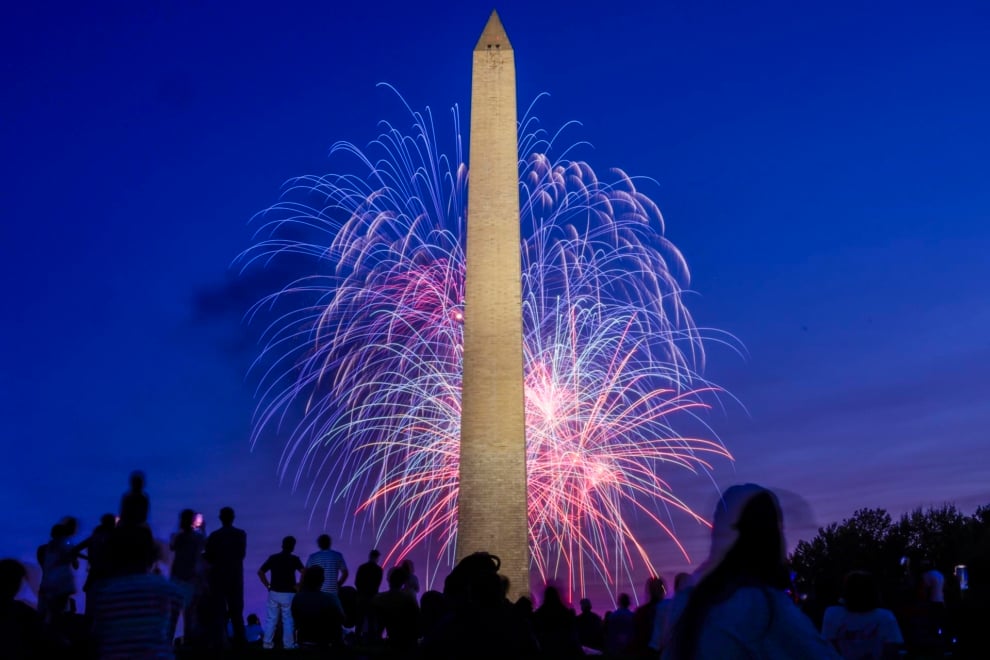 Fuegos artificiales alumbran el cielo cerca del monumento a Washington durante el Día de la Independencia.