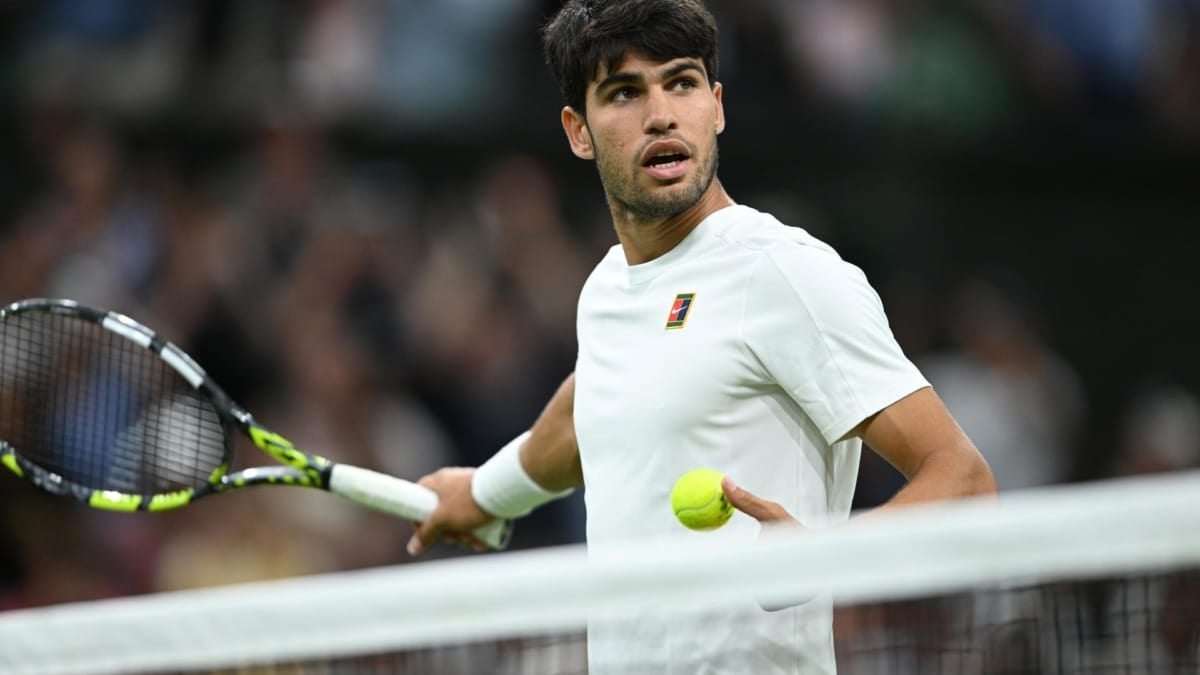 Carlos Alcaraz calienta con Ben Shelton y con ‘Spiderman’ en Wimbledon