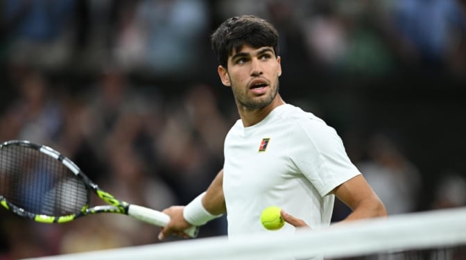 Carlos Alcaraz calienta con Ben Shelton y con ‘Spiderman’ en Wimbledon