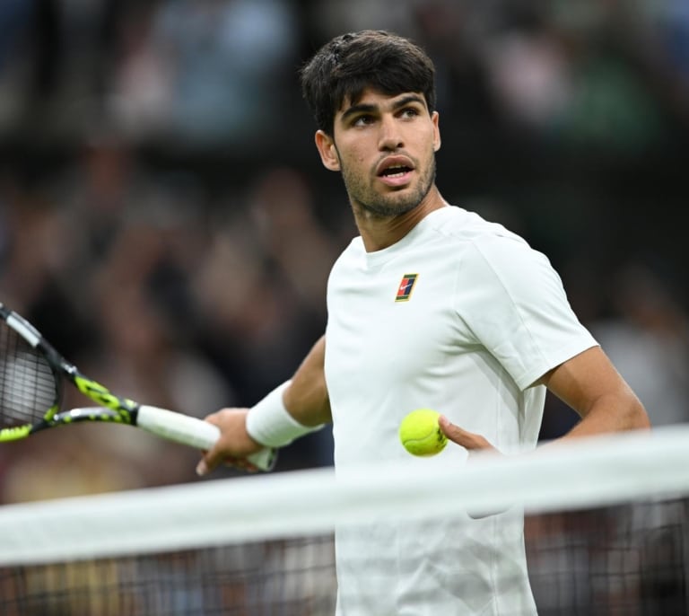 Carlos Alcaraz calienta con Ben Shelton y con ‘Spiderman’ en Wimbledon