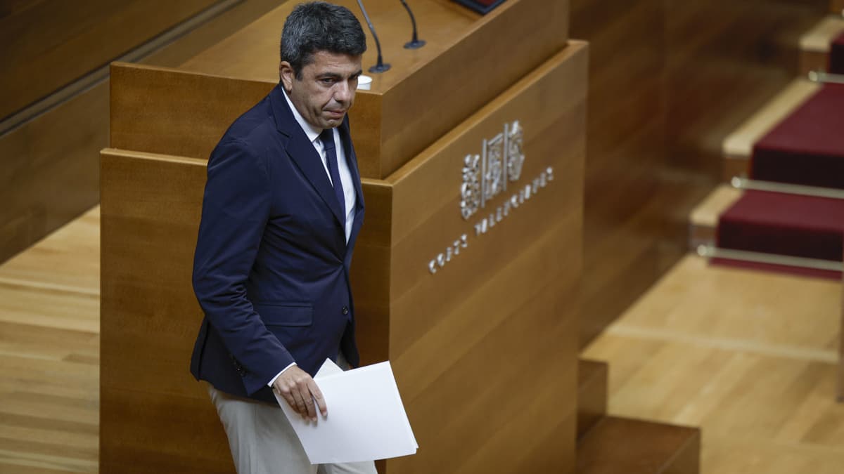 El president de la Generalitat Valenciana, Carlos Mazón, tras intervenir durante la sesión de control este jueves en Les Corts Valencianes.