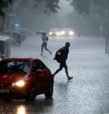 Buscan a dos personas en Barcelona arrastradas por la crecida del río [...]