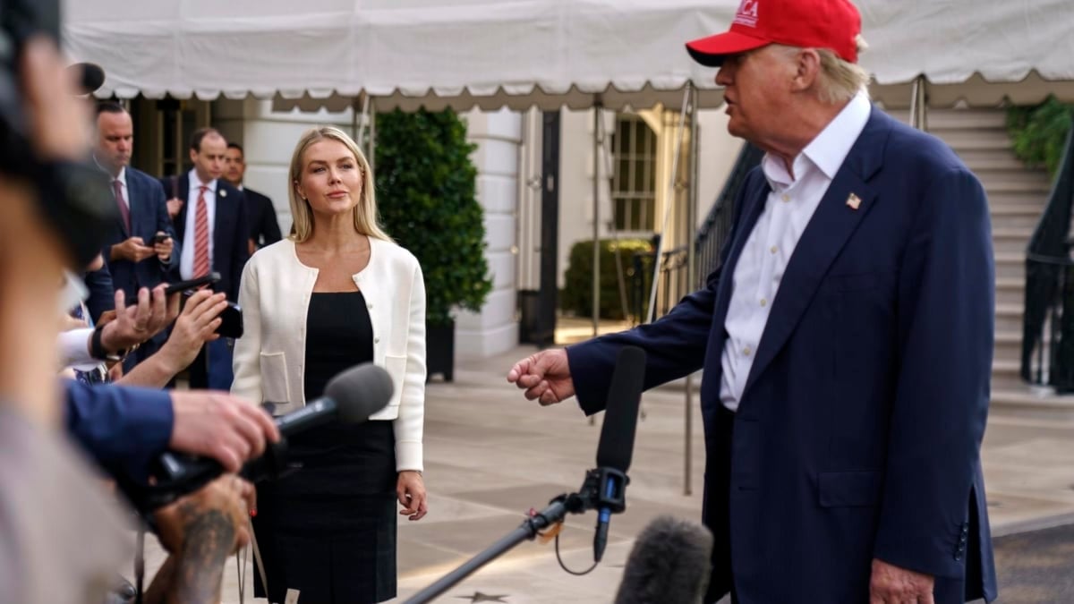 Donald Trump habla a los medios de comunicación a las puertas de la Casa Blanca, en Washington.