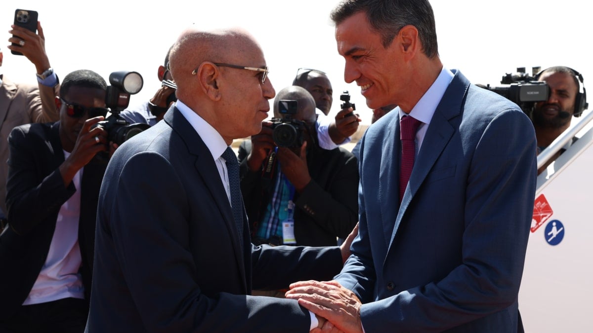 NUAKCHOT (MAURITANIA), 16/07/2025.- El presidente del Gobierno español, Pedro Sánchez, es recibido por residente mauritano, Mohamed Ould Ghazouani, a su llegada al eropuerto internacional NuakchotOumtounsy, este miércoles. Sánchez visita el país para participar en la primera cumbre bilateral entre ambos países que tiene entre sus objetivos consolidar la cooperación en materia migratoria. EFE/ Fernando Calvo/Pool Moncloa SOLO USO EDITORIAL/SOLO DISPONIBLE PARA ILUSTRAR LA NOTICIA QUE ACOMPAÑA (CRÉDITO OBLIGATORIO)