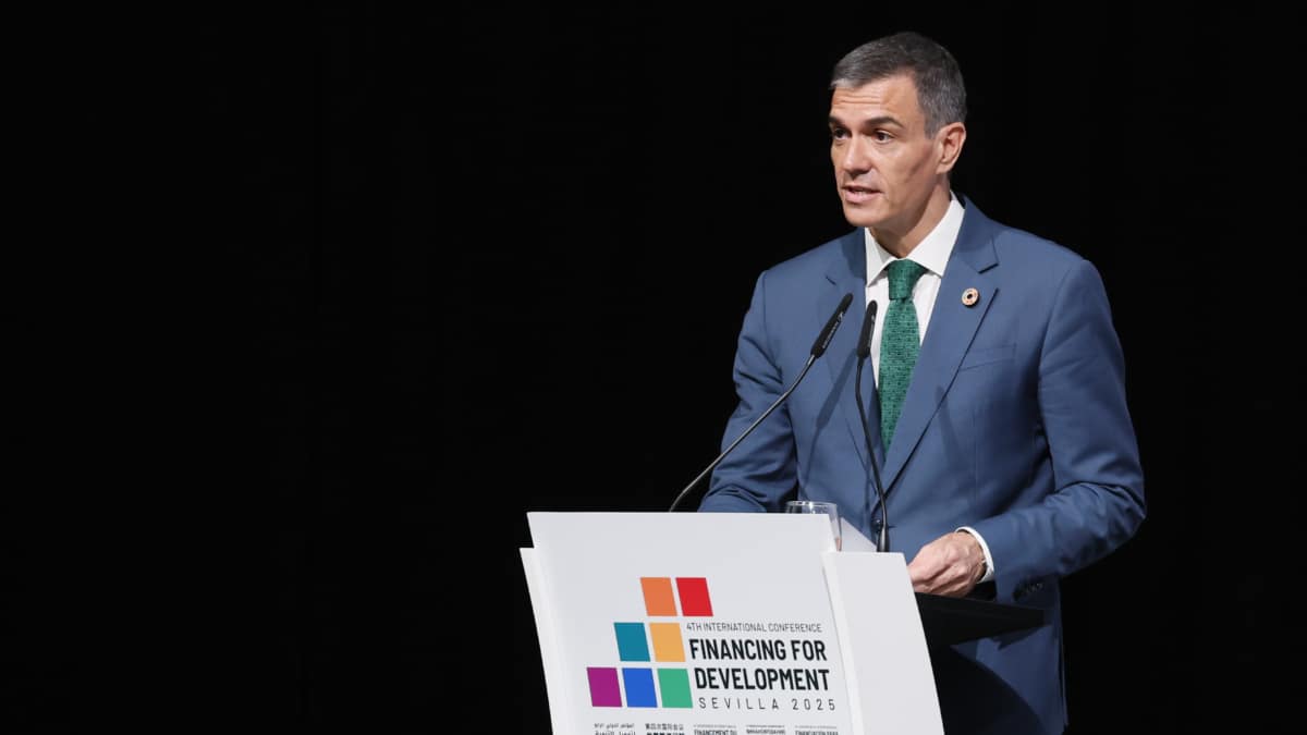 SEVILLA (ESPAÑA), 01/07/2025.- El presidente del Gobierno, Pedro Sánchez interviene en el evento 'Forjando una agenda común para lograr la sostenibilidad de la deuda en los países en desarrollo' este martes durante la IV Conferencia Internacional para el Desarrollo celebrada en el Palacio de Congresos de Sevilla. EFE/J. Palencia