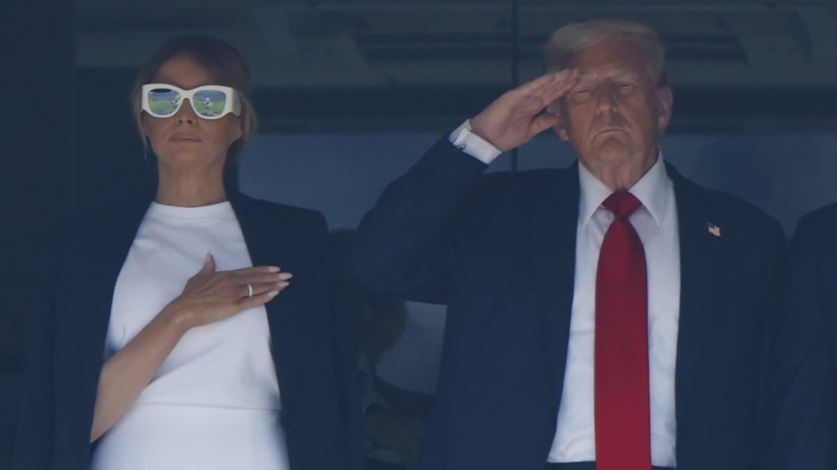 El presidente de EEUU, Donald Trump, escucha junto a su esposa Melania el himno de los Estados Unidos antes de la final del Mundial de Clubes de la FIFA.