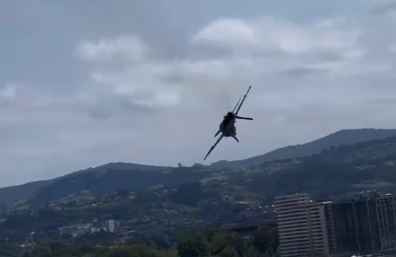 El Ejército aclara la arriesgada maniobra de un caza sobre la playa de San Lorenzo (Gijón): "El piloto actuó con ejemplar rapidez"
