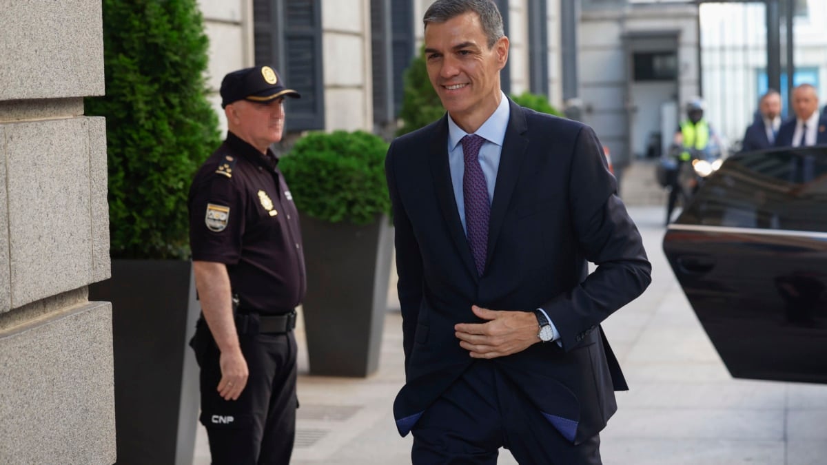 MADRID, 09/07/2025.- El presidente del Gobierno, Pedro Sánchez, llega al Congreso de los Diputados para asistir al pleno de la Cámara Baja, este miércoles. EFE/ Mariscal