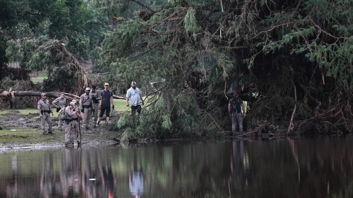 Equipos de rescate buscan en el río supervivientes de las inundaciones de este fin de semana en el Campamento de verano Mystic, en Hunt, Texas.