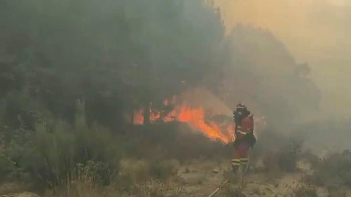 Muere un bombero mientras se dirigía en su día libre al incendio que se propaga por Ávila