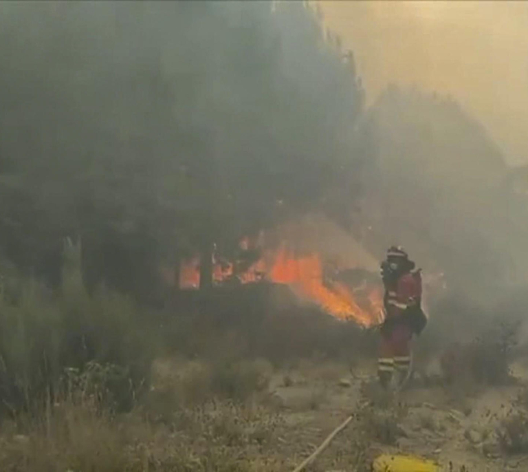 Muere un bombero mientras se dirigía en su día libre al incendio que se propaga por Ávila