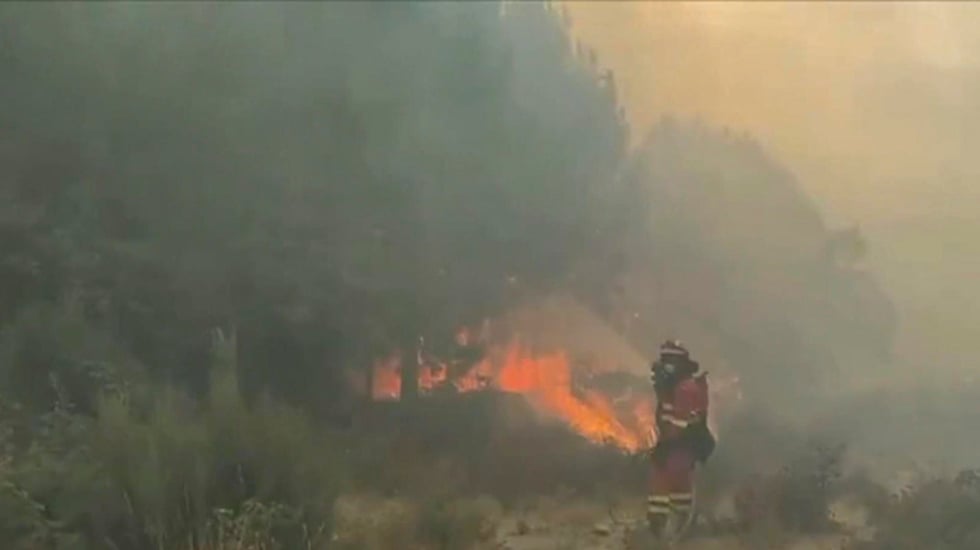 Muere un bombero mientras se dirigía en su día libre al incendio que se propaga por Ávila